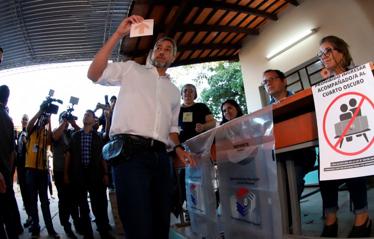 <p>Paraguayos votan para definir entre el continuismo y la alternancia en reñida contienda</p>
