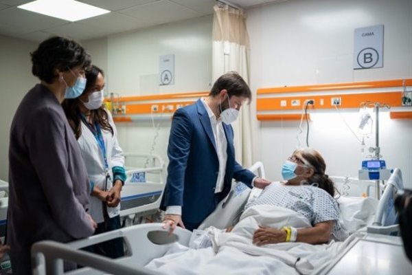 El presidente Gabriel Boric y la ministra de Salud, Ximena Aguilera, visitaron el Hospital del Trabajador.