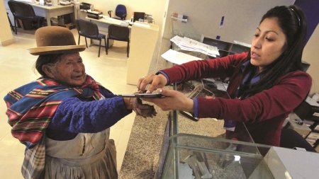 Sistema de pensiones de Bolivia pasa a manos estatal y expertos dudan del éxito de la medida