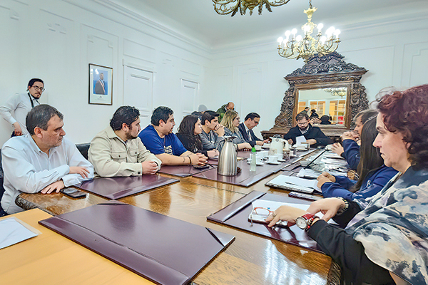 El Presidente Boric en la reunión con los sindicatos de la salmonera.