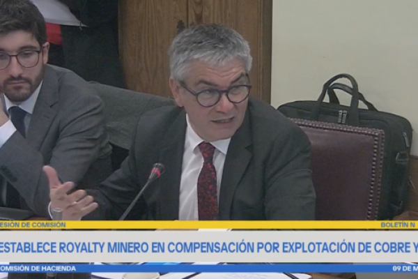 <p>Ahora en DF | Comisión de Hacienda del Senado aprueba royalty con tasa tributaria del 46,5% para grandes mineras</p>