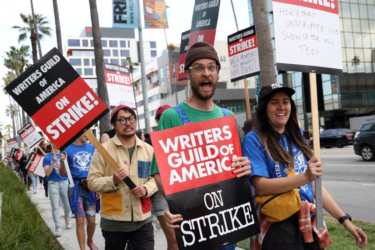 <p>“Es altamente explotador”: Huelga de Hollywood enfrenta a guionistas contra estudios</p>