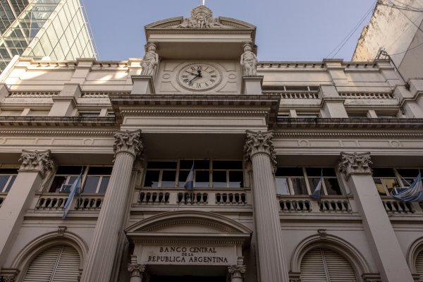 En la desesperación por apuntalar su moneda Argentina está empujando a su banco central a la quiebra