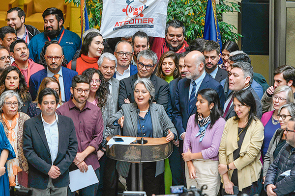 Un buen ambiente dejó la aprobación del salario mínimo en el oficialismo. Fotos: Agencia Uno