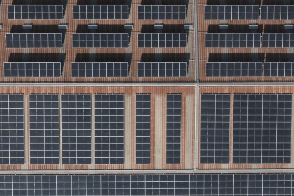 La planta solar fotovoltaica se instaló en el techo de la empresa Unibag en la comuna de Colina, en la región Metropolitana.