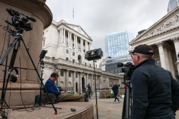 El Banco de Inglaterra sube tasa de referencia al 4,5% y prevé una mayor inflación