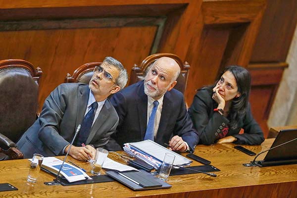 Luis Cordero, ministro de Justicia; Álvaro Elizalde, ministro de Segpres; y Macarena Lobos, subsecretaria de Segpres.