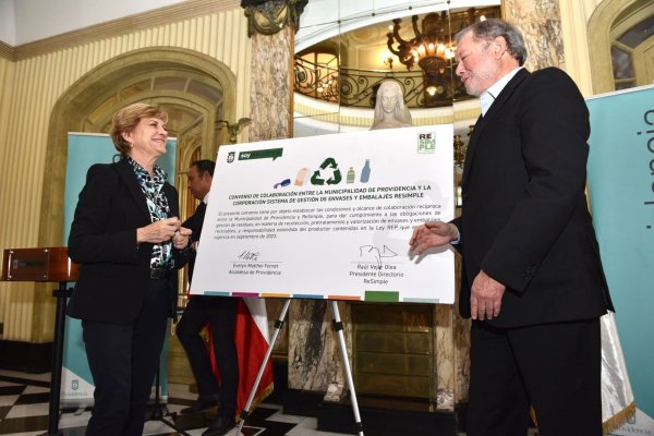 La alcaldesa de Providencia, Evely Matthei y el presidente de ReSimple, Raúl Vejar.