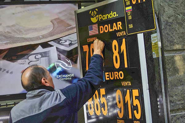 <p>Apuesta contra el dólar llega a máximos de dos años en el mercado de futuros estadounidense</p>