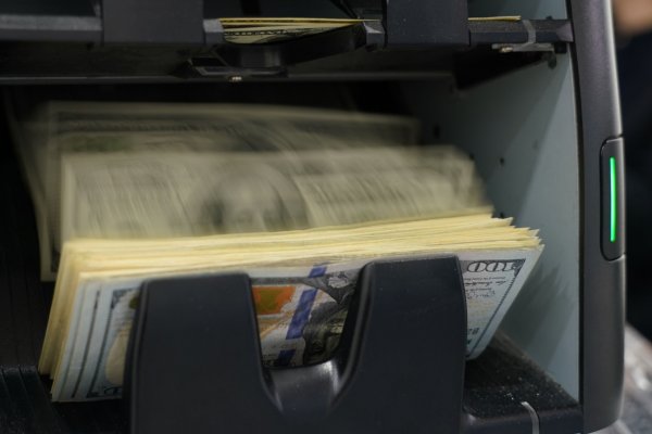Dólar cierra con leve alza próximo a $790 tras revertir descenso en primera parte de la sesión
