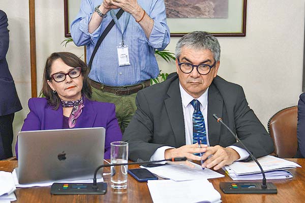 Mario Marcel, ministro de Hacienda, llevó la voz cantante en la sesión de ayer de la Comisión de Minería de la Cámara de Diputados. Foto: Agencia Uno