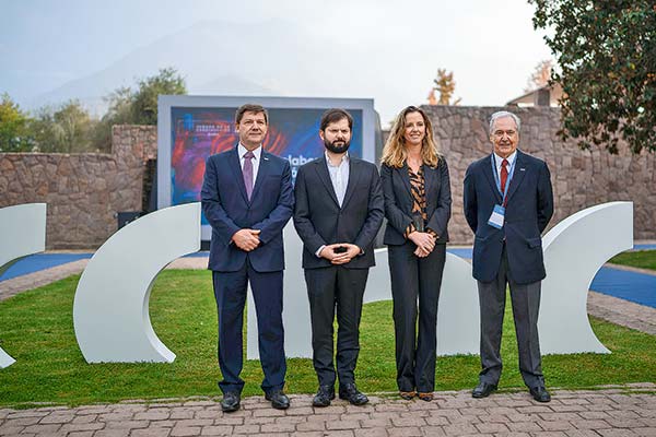 Juan Armando Vicuña, presidente de la CChC; el Presidente Gabriel Boric; Paula Urenda, gerenta general de la CChC, y Antonio Errázuriz, past president. Foto: Presidencia