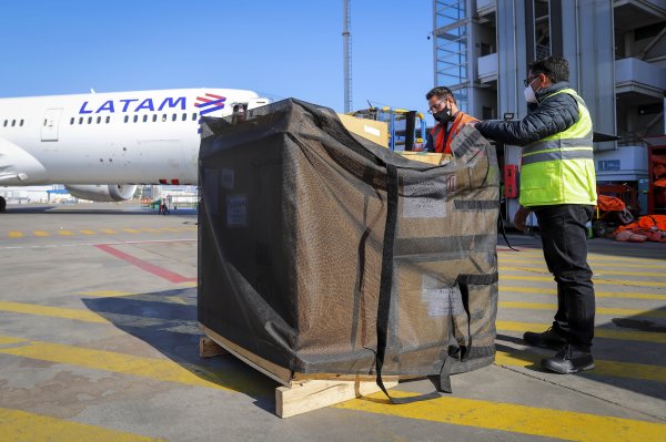 La manta cubre pallets reemplaza el uso de film plástico.