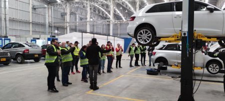 Startup mexicana Kavak abre planta de reacondicionamiento de vehículos en Colombia