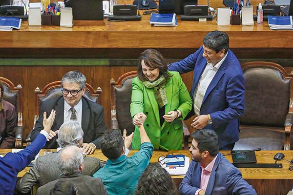 Mario Marcel, ministro de Hacienda, celebra la aprobación del royalty junto a la ministra de Minería, Marcela Hernando. Foto: Agencia Uno