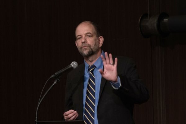 Gill Pratt habla en Hiroshima, Japón, el 18 de mayo durante el G7.