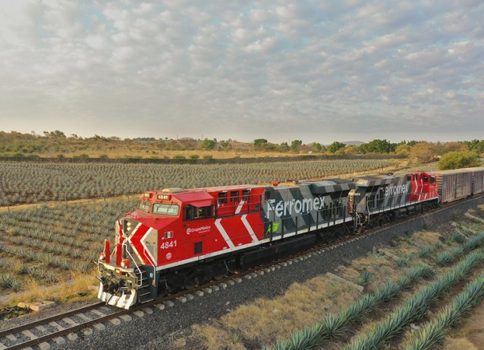 AMLO se toma parte ferrocarril del empresario Larrea y el Grupo México analiza acciones
