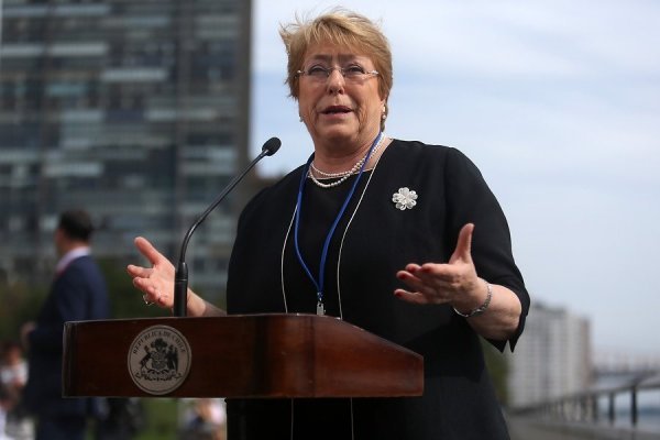 "Tenemos litio para todos": la columna de Bachelet en el diario El País donde defendió la estrategia nacional para el recurso