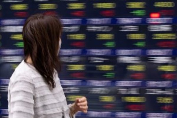 <p>Los grupos de private equity venden participaciones con descuento ante expectativas de que las valoraciones seguirán bajas</p>
