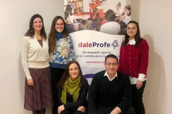 Francisca Medeiros (izquierda) junto con el equipo de DaleProfe.