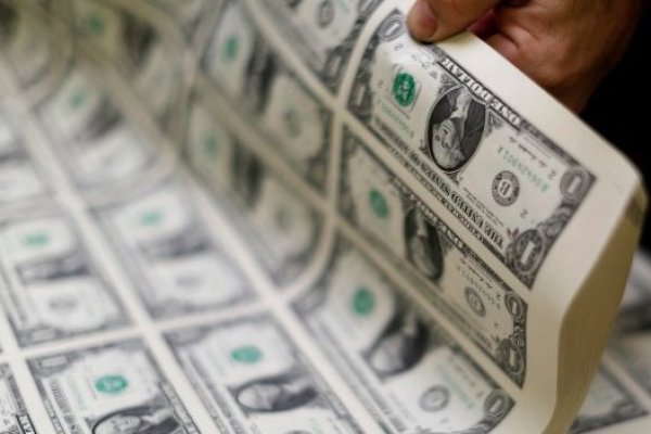 El reinado del dólar en los negocios está lejos de terminar pese a los retos, asegura Moody´s