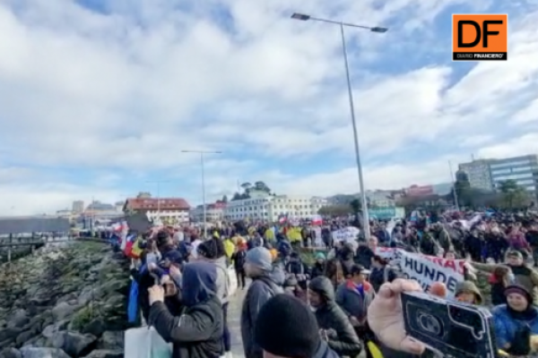 <p>Ahora en DF | Salmoneros se movilizan en Puerto Montt contra proyecto de Áreas Protegidas</p>