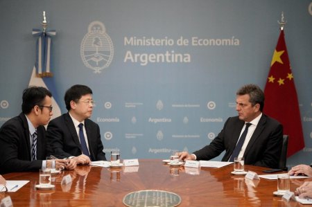 Argentina busca dólares frescos en China: asegurará inversiones en proyectos de energía