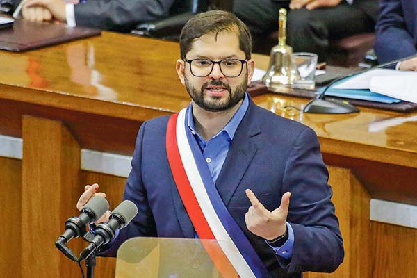 Pensiones, impuestos y apoyos a la inversión: las mesuradas expectativas de los economistas para la cuenta presidencial