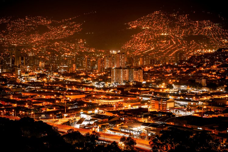 <p>Moody´s alerta sobre aumento de la injerencia gubernamental en el sector eléctrico de América Latina</p>