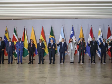 Venezuela se toma la cumbre de Brasilia: Boric celebra retorno del país a instancias regionales, pero advierte sobre respeto de DDHH