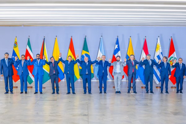 .Reunión de Presidentes de los Países de América del Sur.