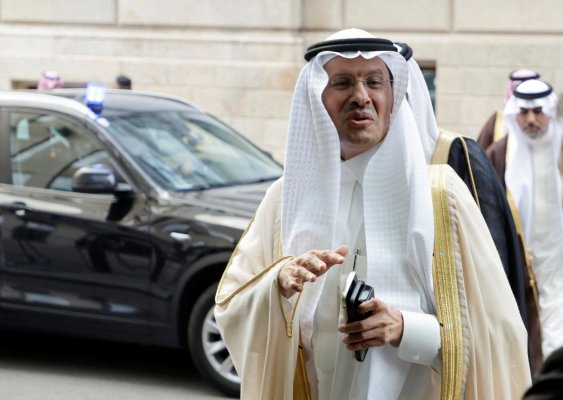 El ministro de Energía de Arabia Saudita, el príncipe Abdulaziz bin Salman, llegando a la reunión de la OPEC en Viena. Reuters