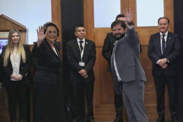 Carmen Gloria Valladares, secretaria relatora del Tricel, junto al Presidente Gabriel Boric ayer, antes de comenzar la ceremonia.