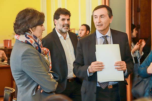 La ministra de Salud, Ximena Aguilera, y el presidente de la Asociación de Isapres, Gonzalo Simon, ayer en la Comisión de Salud del Senado. Fotos: Julio Castro