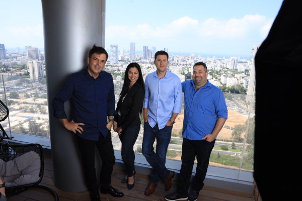 Yishai Ashlag, Viki Slavin, Avihai Shanabel y Josh Dvir de Onebeat.