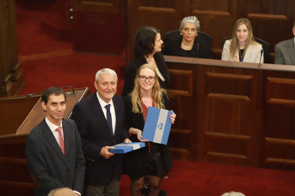 Beatriz Hevia y Aldo Valle recibieron el borrador de la Comisión de Expertos. Fotos: Julio Castro