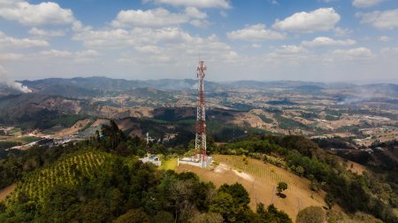 Movistar y Tigo firman acuerdo para desarrollar red compartida de acceso móvil en Colombia