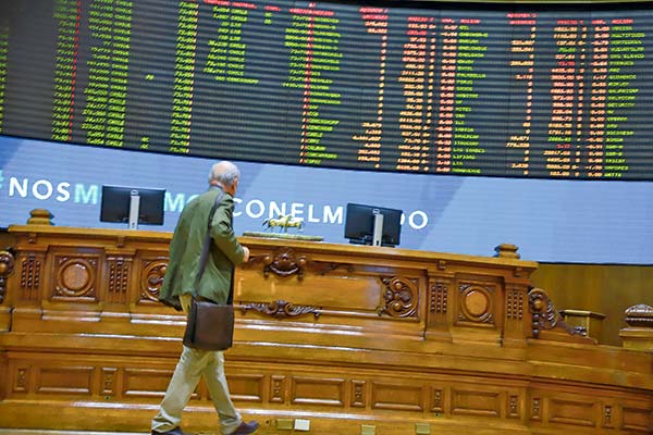 Bolsa chilena: valorizaciones suben desde mínimos récord ante nuevo escenario político y económico