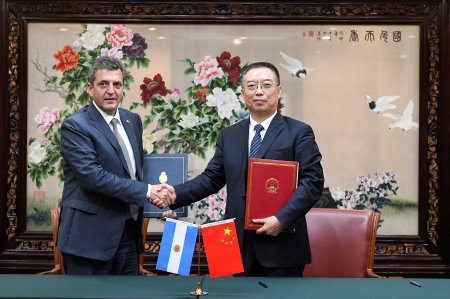 Argentina recurre nuevamente al FMI en un último intento por evitar la devaluación