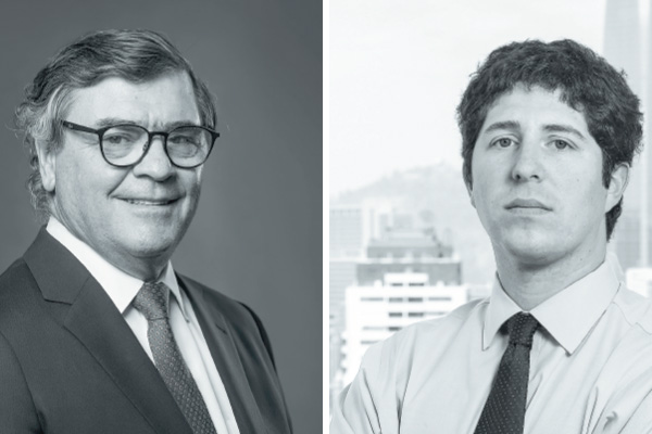 El abogado de Raimundo Valenzuela, Pedro Pablo Gutiérrez (a la izquierda) y el abogado de los exejecutivos, Franco Acchiardo.