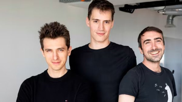 Los cofundadores de Mistral AI, Guillaume Lample (izquierda), Arthur Mensch y Timothée Lacroix, son antiguos empleados de los grandes grupos tecnológicos Meta y Google.
