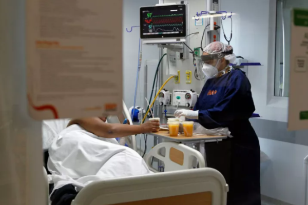 Bajo copago en salud de Colombia hace inviable la reforma que promueve el Gobierno de Petro, según expertos