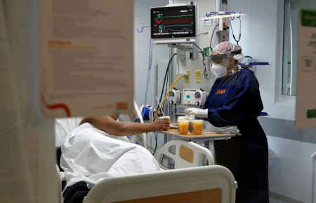 Bajo copago en salud de Colombia hace inviable la reforma que promueve el Gobierno de Petro, según expertos