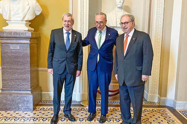 El líder del ala demócrata del Senado de EEUU, Chuck Schumer, recibió ayer al canciller Alberto Van Klaveren y al embajador Juan Gabriel Valdés y los invitó a presenciar la votación del acuerdo.
