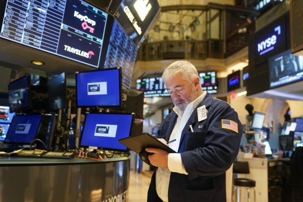 Wall Street cierra en terreno negativo debido a las tensiones en Rusia y las perspectivas del foro de bancos centrales