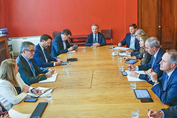 Mayoría del Panel UC respalda que pacto fiscal incluya mayores impuestos