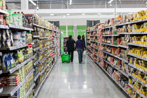 <p>Actividad del comercio de mayo cae menos que en abril, pero supermercados profundiza contracción</p>