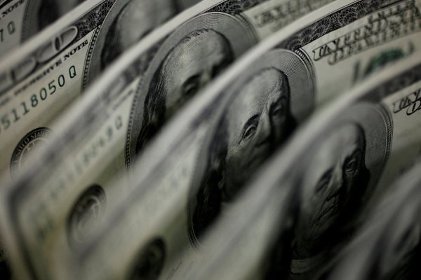 Dólar cierra con una leve baja y termina con una caída cercana a $50 en el primer semestre