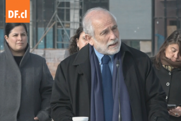 <p>Ahora en DF | Ministro Montes descarta renuncia: "voy a seguir en el Ministerio mientras el Presidente así lo determine"</p>