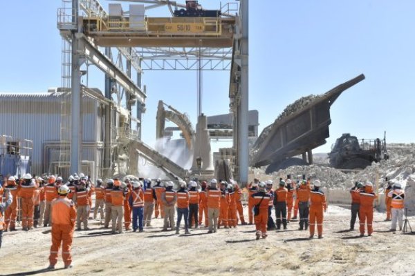Trabajadores de Cerro Colorado observan la última descarga de material en el chancador, efectuada a mediodía del lunes 3 de julio.